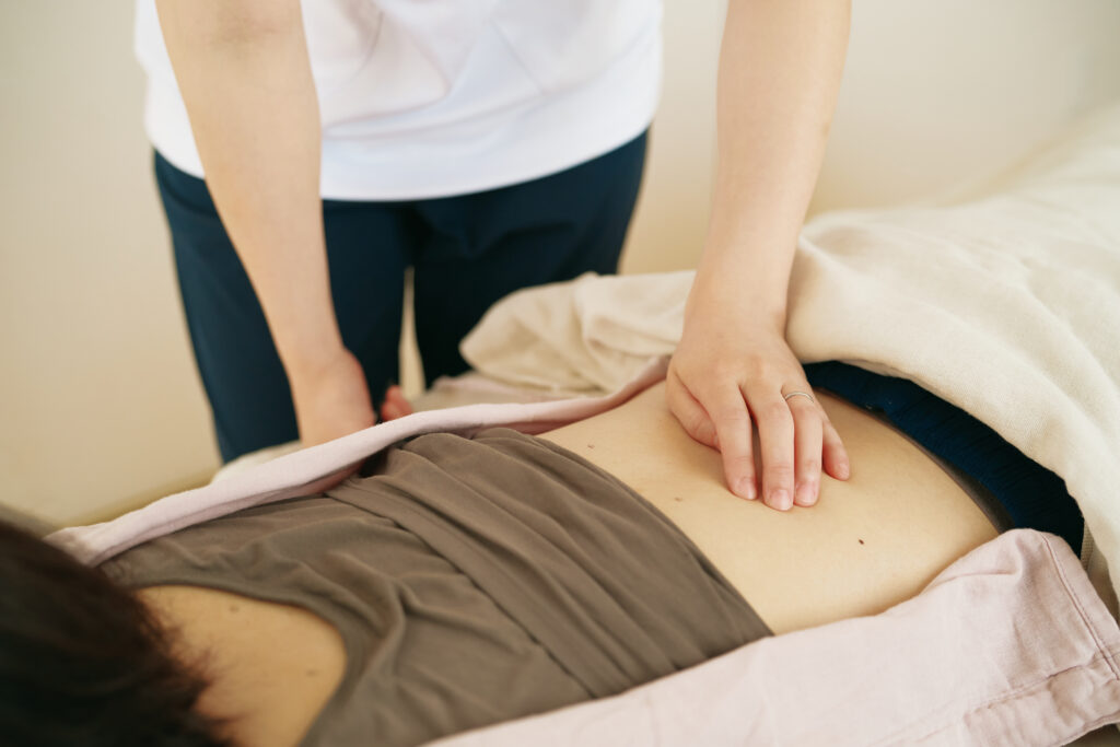 背中触診|仙台市若林の女性専門マハリク鍼灸院│生理痛・マタニティ・更年期・薄毛